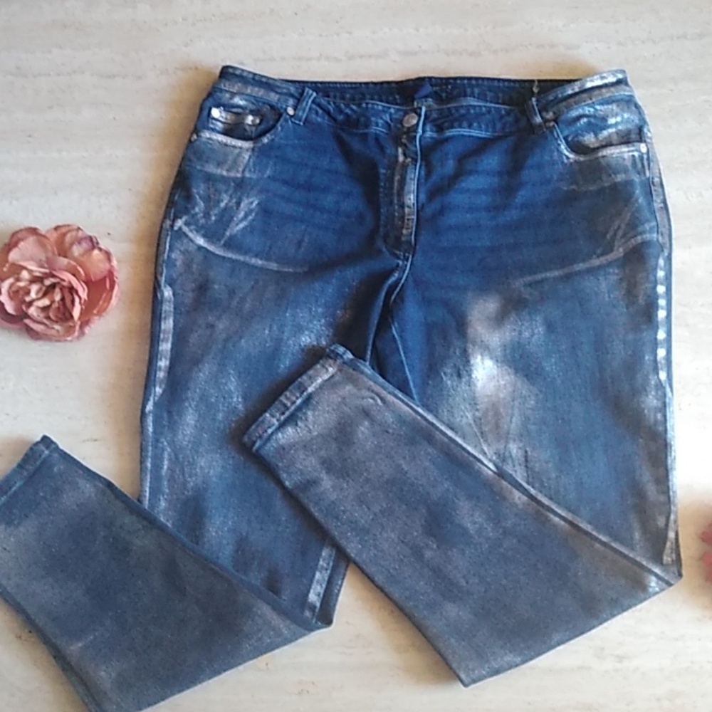 Clasic straight-leg jeans with invisible stretch.